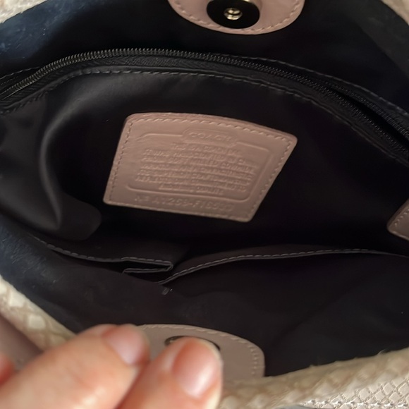 Vintage lavender Coach shoulder bag in leather. GUC. - Picture 4 of 4